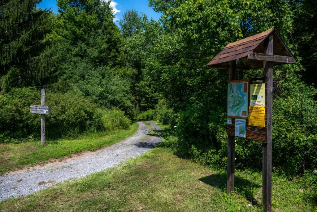 Bord bij Mine Kill State Park