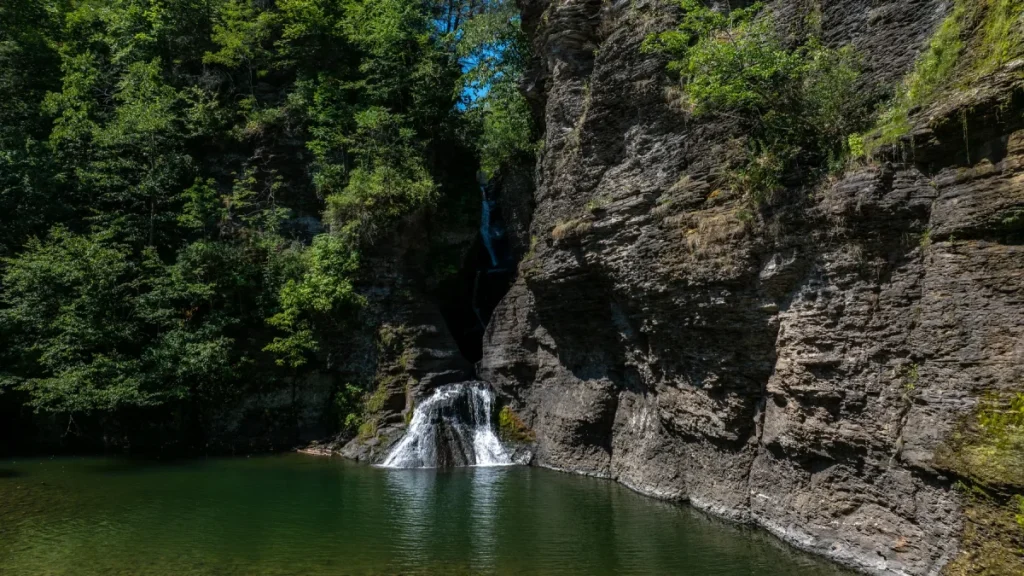 De waterval van Mine Kill State Park