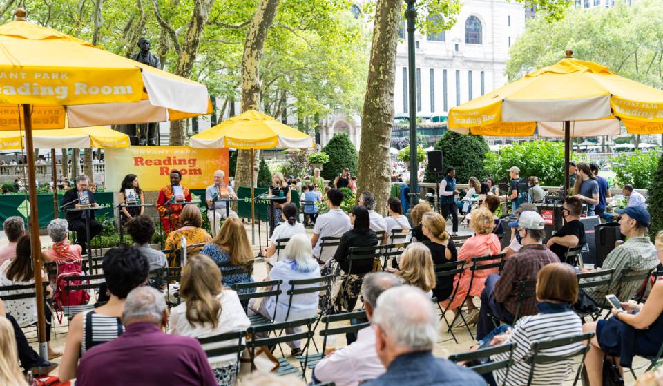 O Bryant Park apresenta um mês inteiro de eventos ao ar livre gratuitos em setembro — com destaque para seu icônico torneio de palavras cruzadas