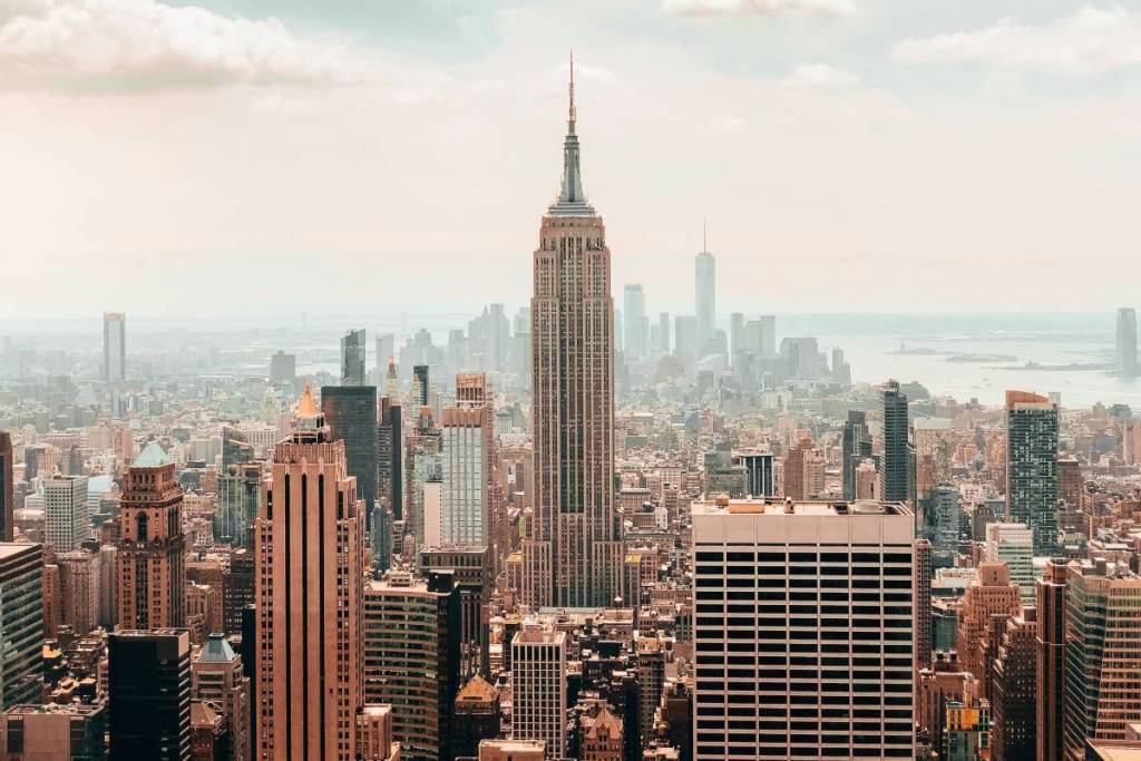 Das Empire State Building wurde in atemberaubenden 410 Tagen errichtet, doch seine Rekordgeschwindigkeit war das Ergebnis einer erbitterten architektonischen Rivalität im Jahr 1929 und einer heimlich montierten, 27 Tonnen schweren Turmspitze