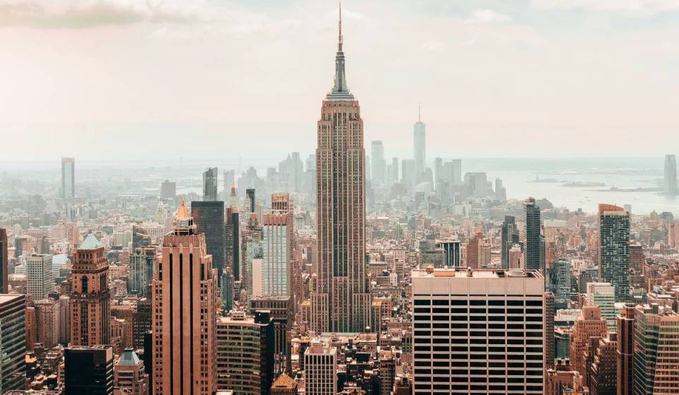El Empire State Building se construyó en tan solo 410 días, pero su velocidad récord se debió a una encarnizada rivalidad arquitectónica de 1929 y a una aguja de 27 toneladas montada en secreto.