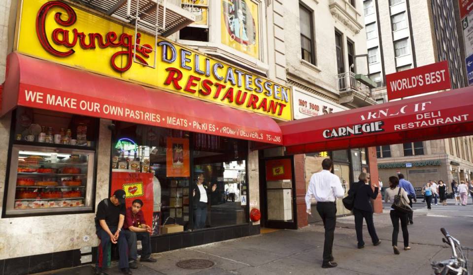 10 ans après sa fermeture dévastatrice, le célèbre Carnegie Deli de New York revient à Midtown cet automne