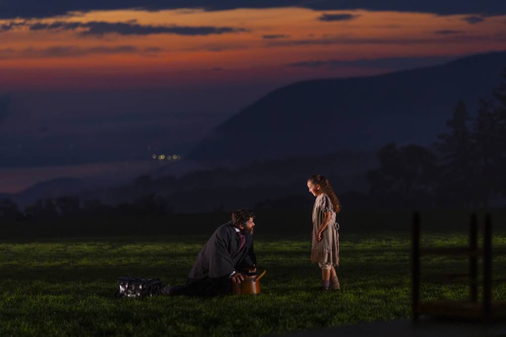 À seulement 80 minutes de New York : un théâtre en plein air spectaculaire surplombant l’Hudson entre dans l’histoire avec une série de représentations épiques des « Misérables » et des billets à 15 $ pour les jeunes