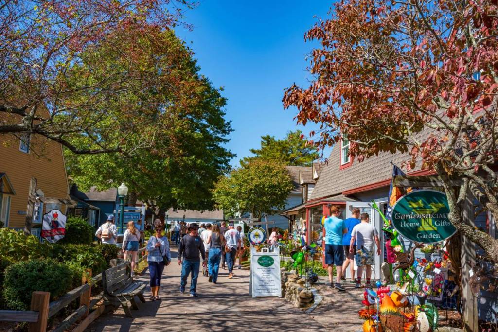 Mystic, CT, USA - 5 ottobre 2025: Olde Mistick Village è uno spazio all’aperto con negozi, boutique, ristoranti ed eventi stagionali in un’ambientazione che ricorda i villaggi di un tempo