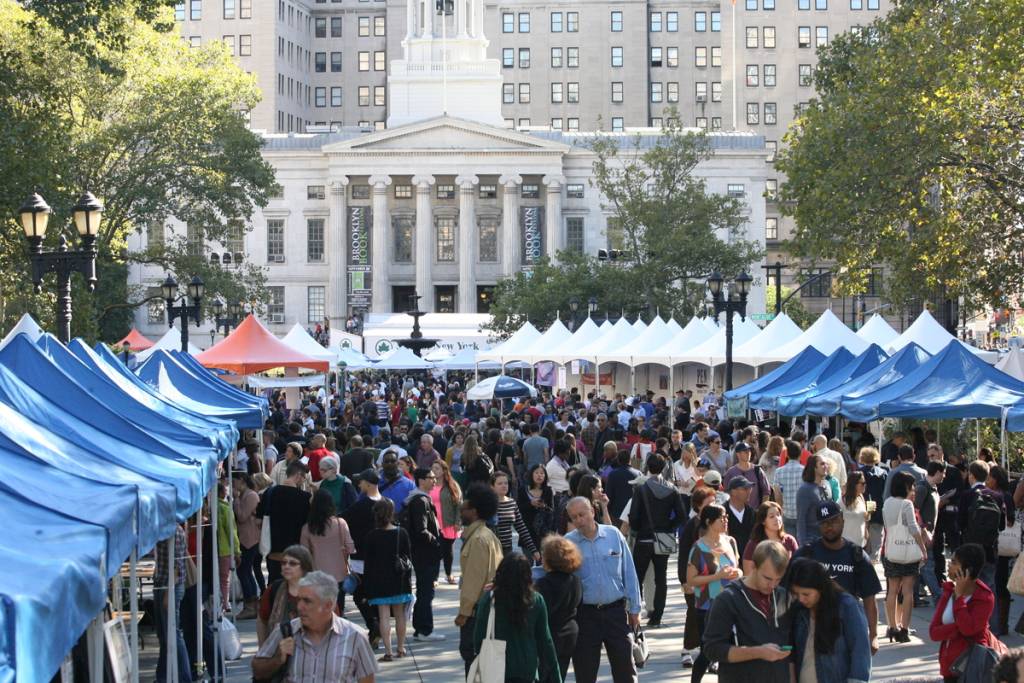 O maior festival literário gratuito de Nova York está de volta oficialmente em todos os cinco distritos – e, este ano, traz mais de 250 editoras e vencedores do Prêmio Pulitzer para o centro do Brooklyn