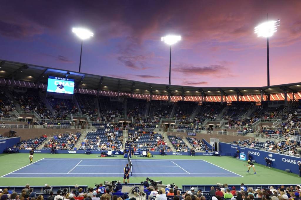 Grandstand Stadium bij zonsondergang in het Billie Jean King National Tennis Center tijdens een wedstrijd van de US Open 2019 in New York