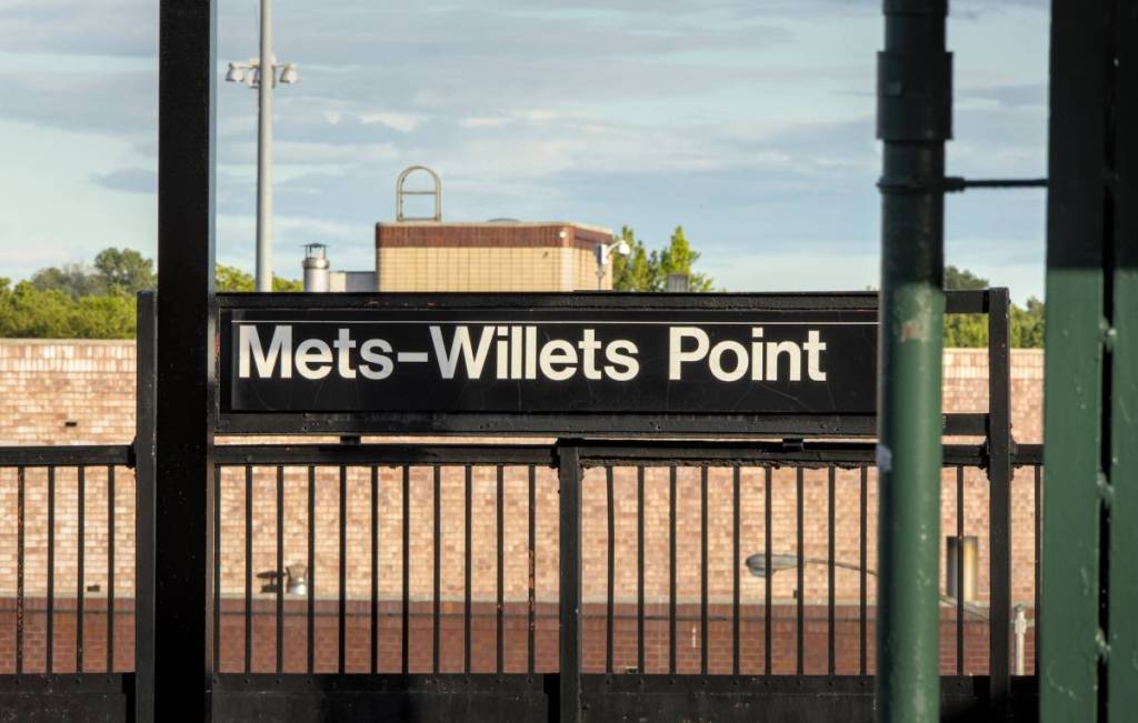 Bordje van metrostation Mets-Willets Point op het perron in Flushing Meadows, Queens, New York City (trein, spoorwegen, reizen, honkbal, tennis) Park Corona