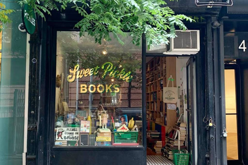 Esta peculiar librería de Nueva York te permite cambiar 5 libros de segunda mano por un tarro de pepinillos, y acaba de abrir una tienda de libros raros justo al lado