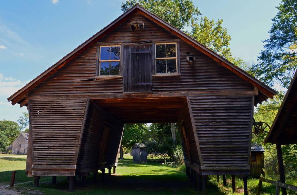 Batsto_Building_with_out_house