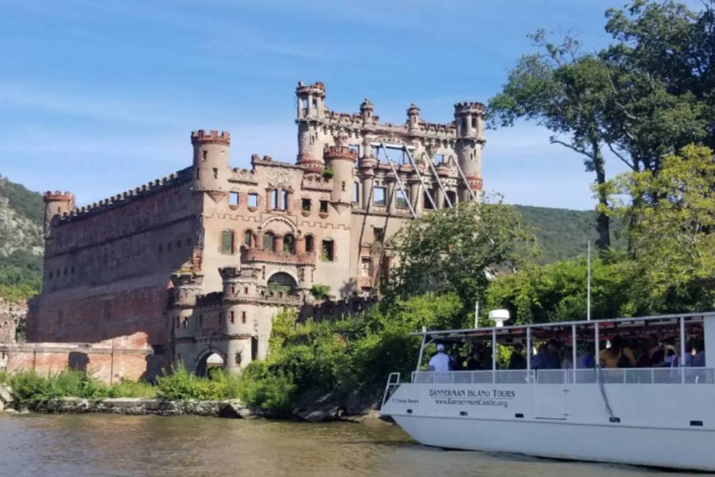 A apenas 90 minutos de Nova York: você pode pegar um barco para 44 passageiros rumo a uma ilha secreta para explorar um castelo escocês abandonado e assistir a filmes sob as estrelas