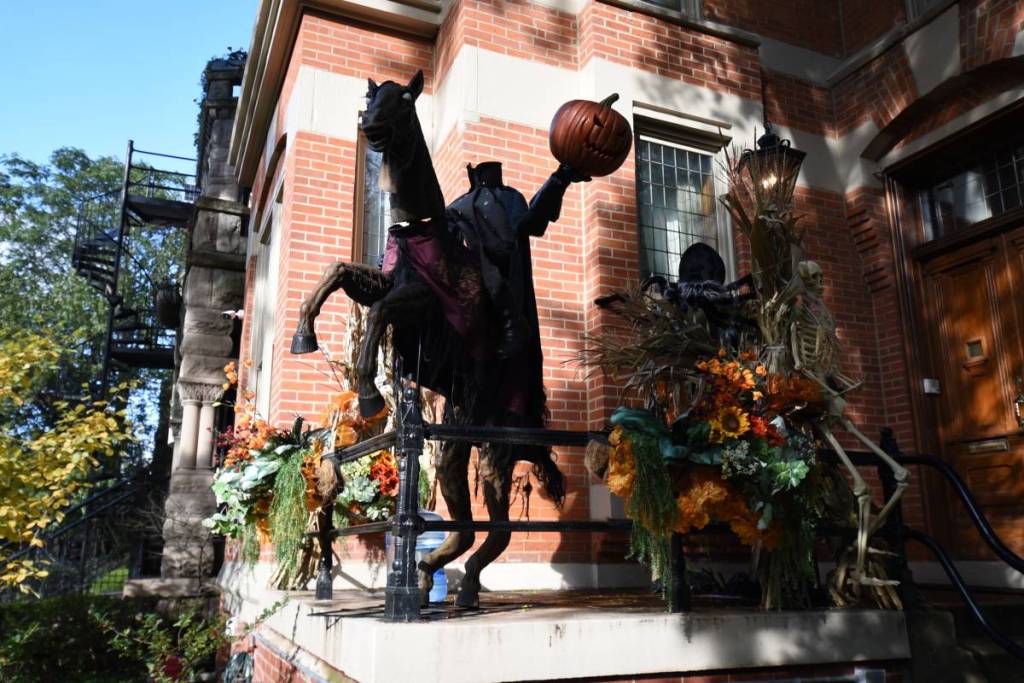 Décoration d’Halloween représentant le Cavalier sans tête sur le perron d’une maison à Sleepy Hollow