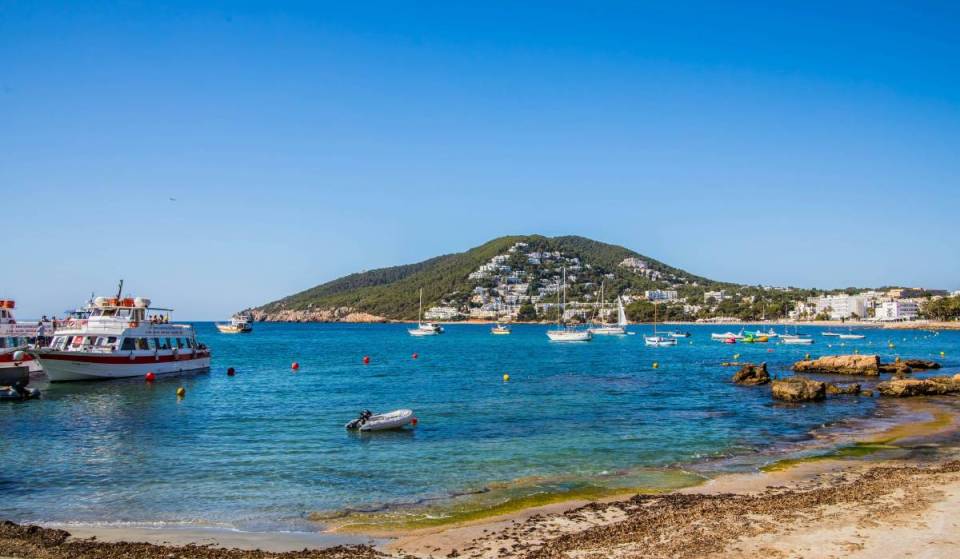 A United está lançando o primeiro voo direto da história dos EUA para Ibiza — levando os nova-iorquinos direto para a música eletrônica de nível mundial, boates lendárias e praias mediterrâneas de tirar o fôlego