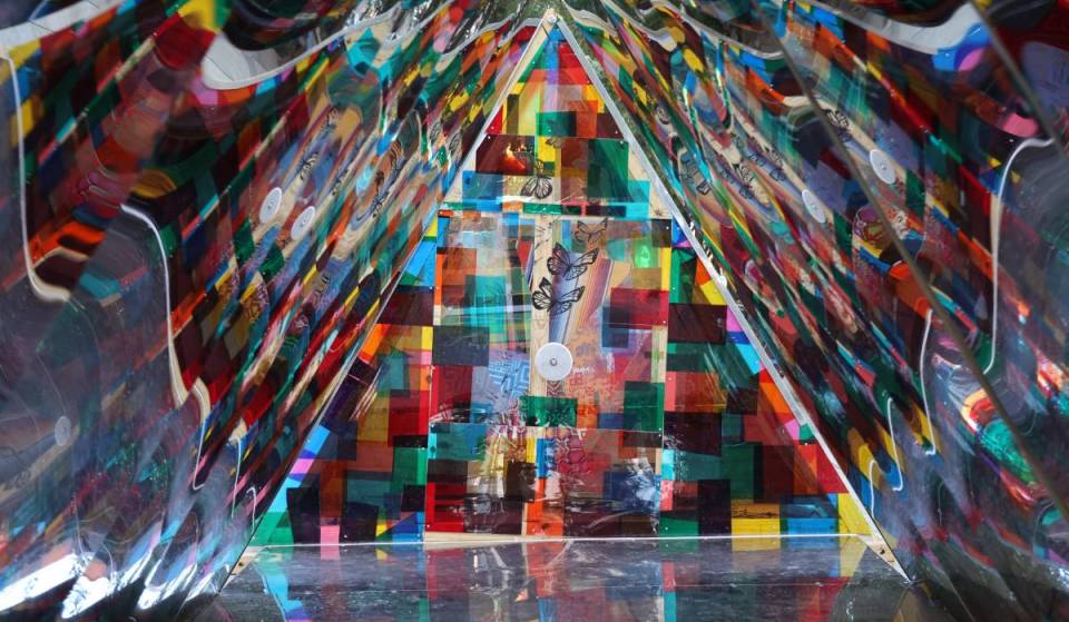 Ein riesiges, 37 Fuß langes Kaleidoskop ist gerade in NYC gelandet – und der Blick hindurch ist völlig kostenlos