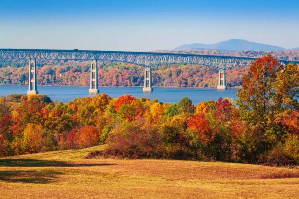 Cette charmante petite ville au bord de la rivière, à seulement 2 heures de New York, a été élue « meilleure escapade » par les experts du voyage — et elle est parfaite pour admirer les couleurs de l’automne, les cascades, les vues sur la rivière et les cafés sympas