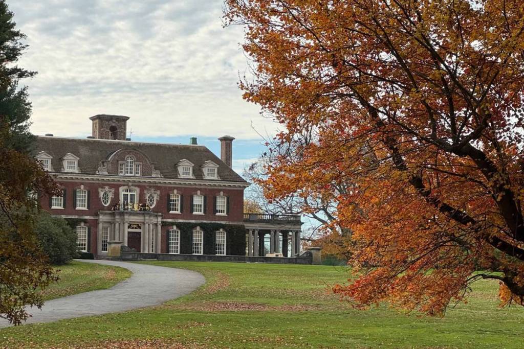 Nur 20 Meilen von NYC entfernt: Dieses 200-Acre-Anwesen im englischen Stil bietet Herbstlaub, eine riesige LEGO-Ausstellung und gewundene Waldwege