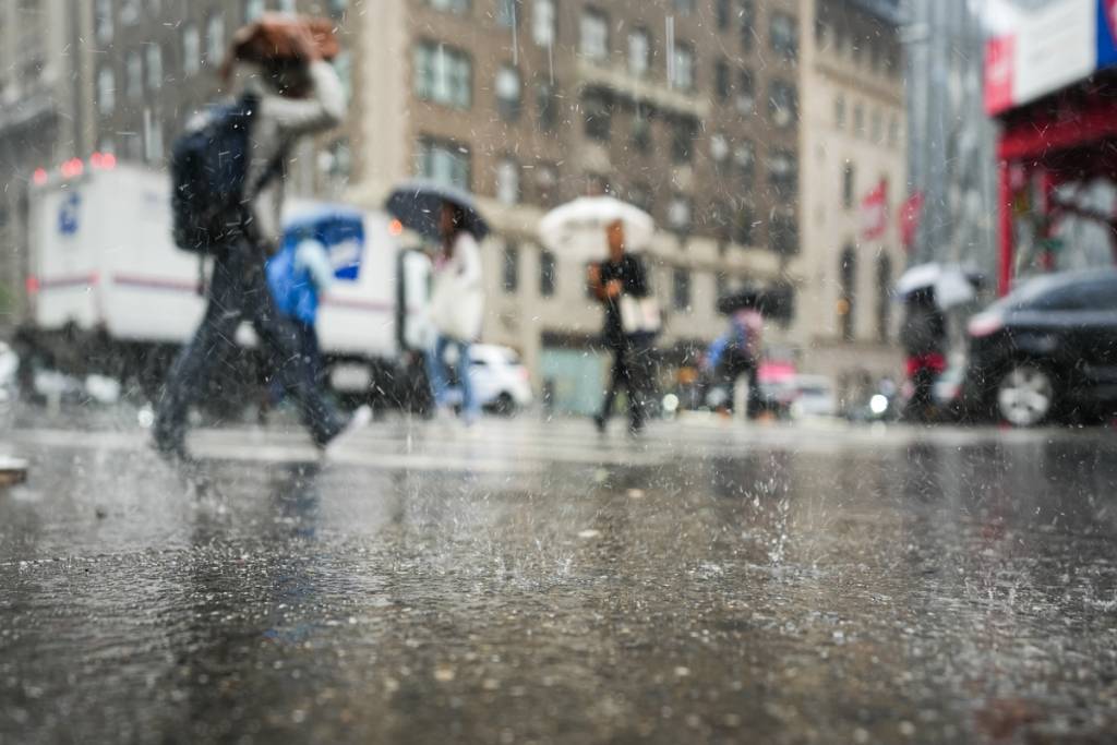 Un front froid violent s’abat aujourd’hui sur New York avec des vents de 65 mph et des crues soudaines — ce qui a déclenché un avis de circulation strict et des alertes côtières mettant la vie en danger pour Brooklyn et le Queens