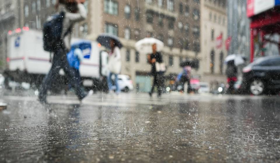 Un forte fronte freddo sta colpendo New York oggi con venti a 65 mph e inondazioni improvvise — provocando un rigoroso avviso di viaggio e allarmi costieri potenzialmente letali per Brooklyn e il Queens