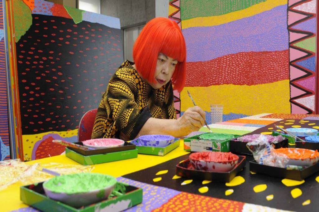 Aquí es donde aún puedes descubrir la huella de Yayoi Kusama en Nueva York, incluida una alucinante sala de espejos que estará abierta hasta 2027