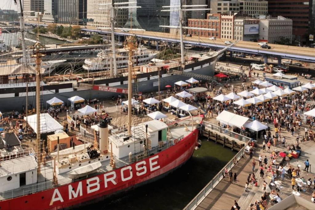 Le plus grand marché aux poissons des États-Unis s’installe sur le Pier 17 avec un immense festival dédié aux bagels et au saumon fumé en septembre prochain — au programme : les meilleurs établissements de bagels artisanaux de New York, des dégustations de saumon fumé haut de gamme, des concerts et une vue imprenable sur le front de mer