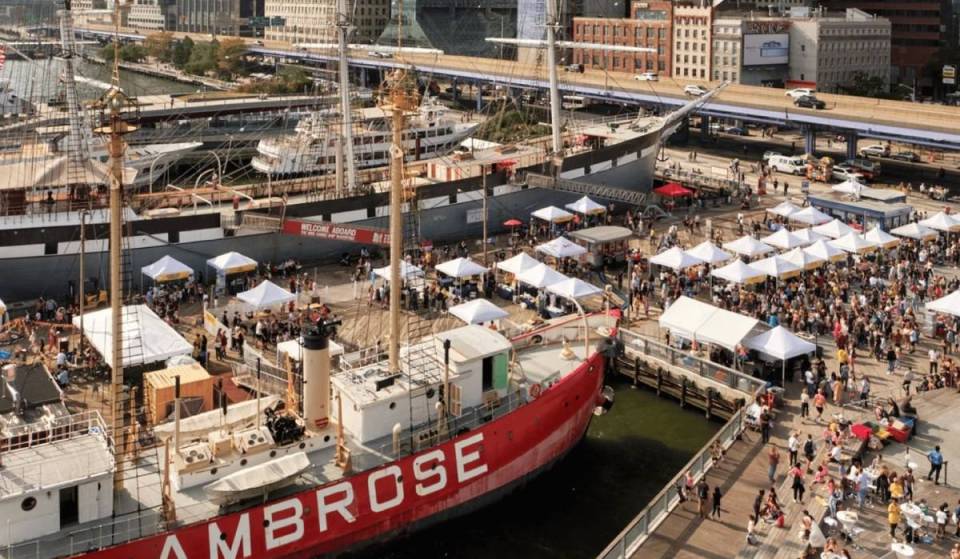 Le plus grand marché aux poissons des États-Unis s’installe sur le Pier 17 avec un immense festival dédié aux bagels et au saumon fumé en septembre prochain — au programme : les meilleurs établissements de bagels artisanaux de New York, des dégustations de saumon fumé haut de gamme, des concerts et une vue imprenable sur le front de mer