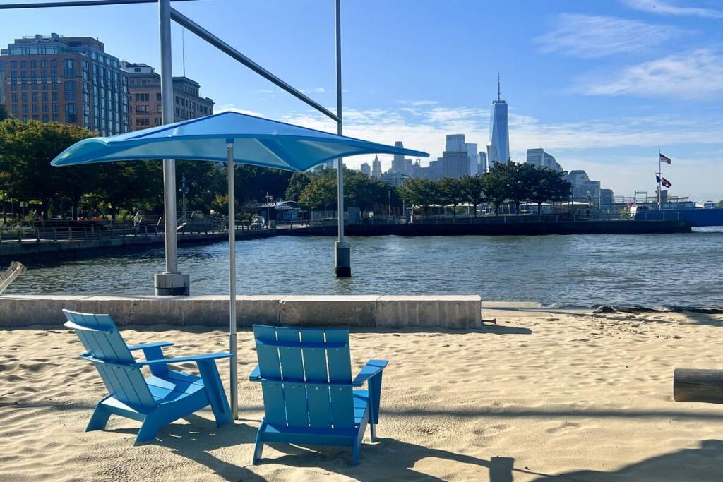Manhattans erster 5,5 Acre großer öffentlicher Strand bietet 1.200 Tonnen Sand, Blick auf die Skyline und 20 Millionen wasserreinigende Austern