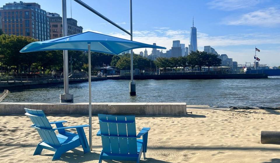 A primeira praia pública de Manhattan, com 5,5 acres, tem 1.200 toneladas de areia, vista para o horizonte e 20 milhões de ostras que filtram a água