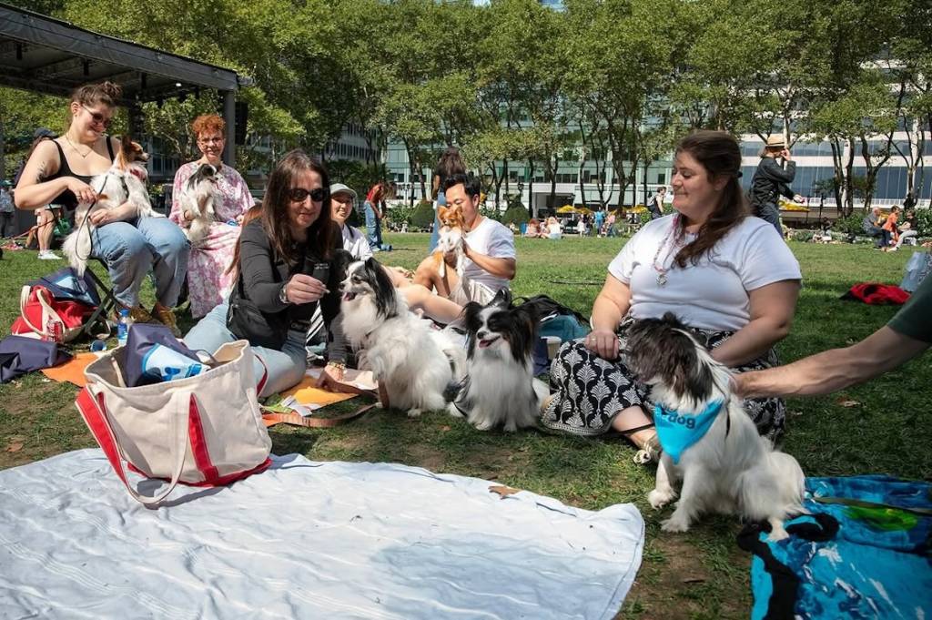 Bryant Park schrapt eindelijk zijn beroemde ‘geen-honden-regel’ op het grasveld voor één zaterdag tijdens een hondenfestival en -parade die de hele dag duurt