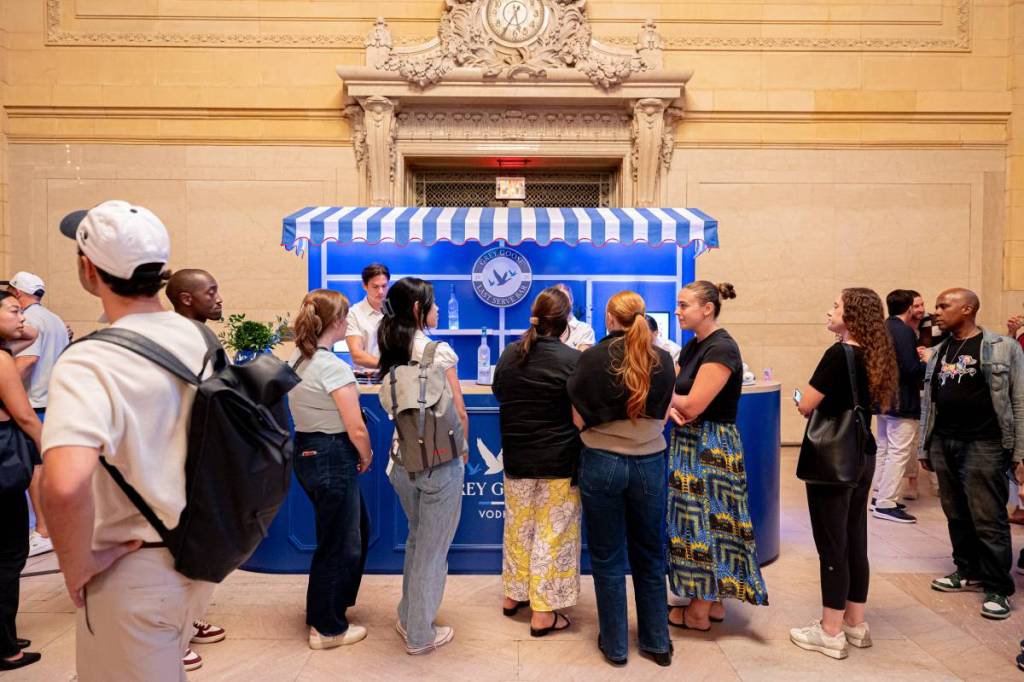 A Grand Central vai virar uma festa pós-US Open essa semana, já que a Grey Goose traz de volta seu bar pop-up viral, servindo Honey Deuces de graça