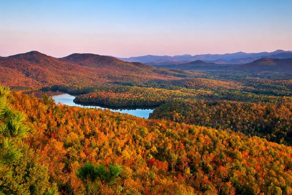 Dit enorme park in New York van 6 miljoen acre is groter dan Yellowstone, Yosemite, de Grand Canyon, Glacier en Zion bij elkaar – en je kunt de herfstkleuren er bewonderen vanuit een gondel, een vliegtuig of een heteluchtballon