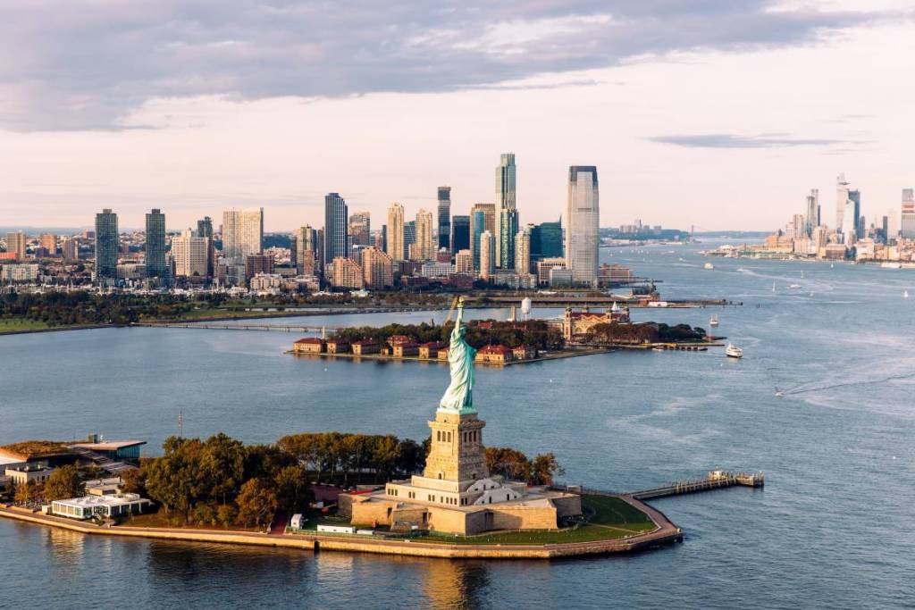 A Estátua da Liberdade nunca foi feita para imigrantes: como uma ilha próxima e uma reforma de US$ 100 milhões estão revelando a verdadeira história por trás do marco de Nova York
