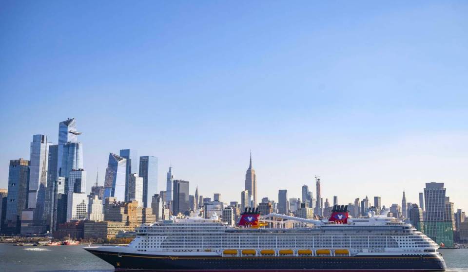 Dopo 4 anni di assenza, la Disney Cruise Line torna a New York nell’autunno del 2027 — solo 7 crociere esclusive a bordo di una nave da 144.000 tonnellate a tema castello