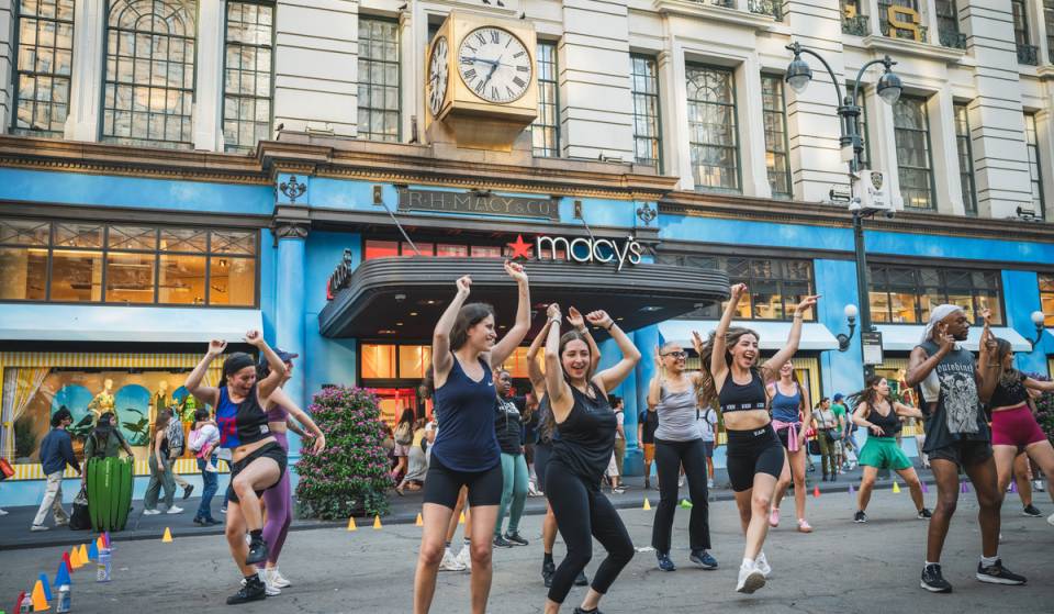 Bem no centro de Midtown: Nova York está estendendo suas enormes aulas gratuitas de fitness ao ar livre no Herald Square e no Greeley Square durante todo o outono