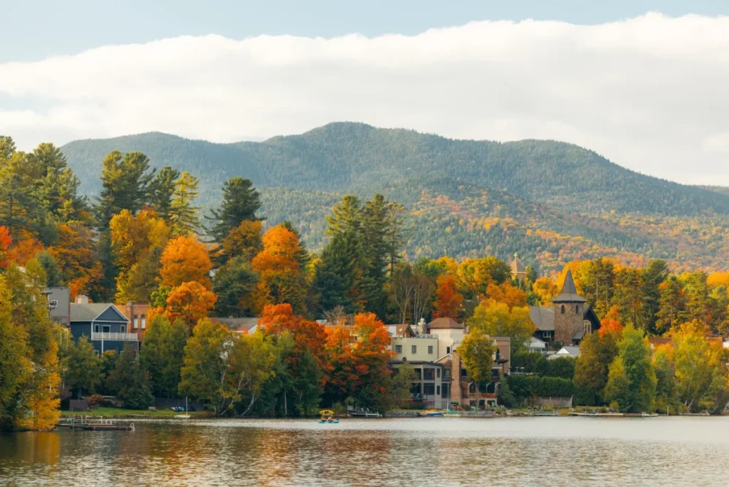 Dieses charmante Dorf im Upstate New York wurde gerade zum zweitgemütlichsten Herbstreiseziel in Amerika gekürt – mit herrlichem Herbstlaub, gemütlichen Cafés und Blick auf die Berge