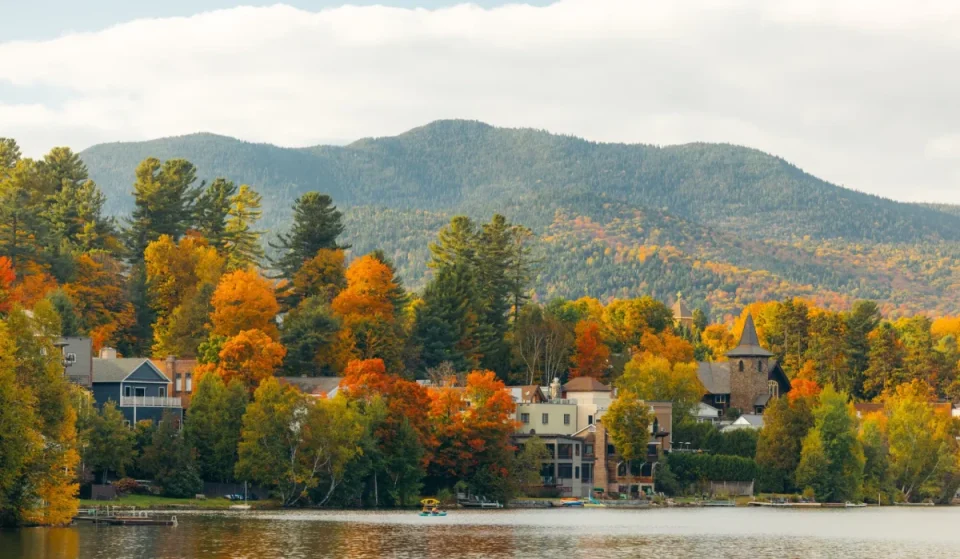 Ce charmant village du nord de l&rsquo;État de New York vient d&rsquo;être désigné comme la 2e destination automnale la plus chaleureuse des États-Unis — avec des couleurs de feuilles à leur apogée, des cafés chaleureux et des vues sur les montagnes