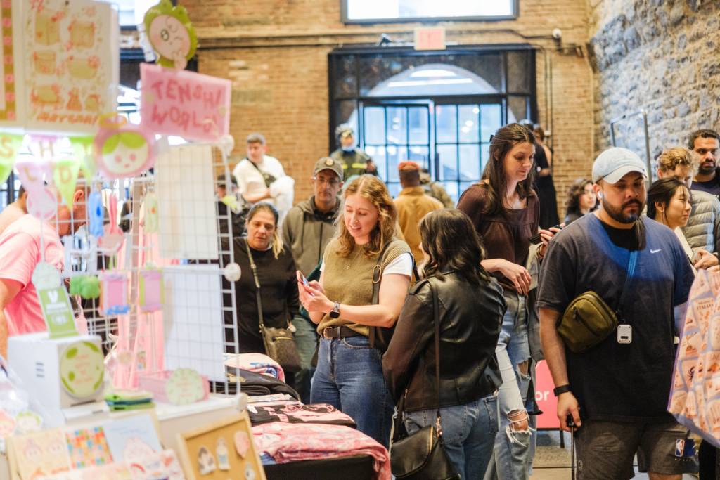 NYC verwandelt zwei Blocks in Brooklyn in einen riesigen „autofreien“ Kunsthandwerksmarkt mit über 70 lokalen Anbietern, handwerklich hergestellten Lebensmitteln und freiem Eintritt