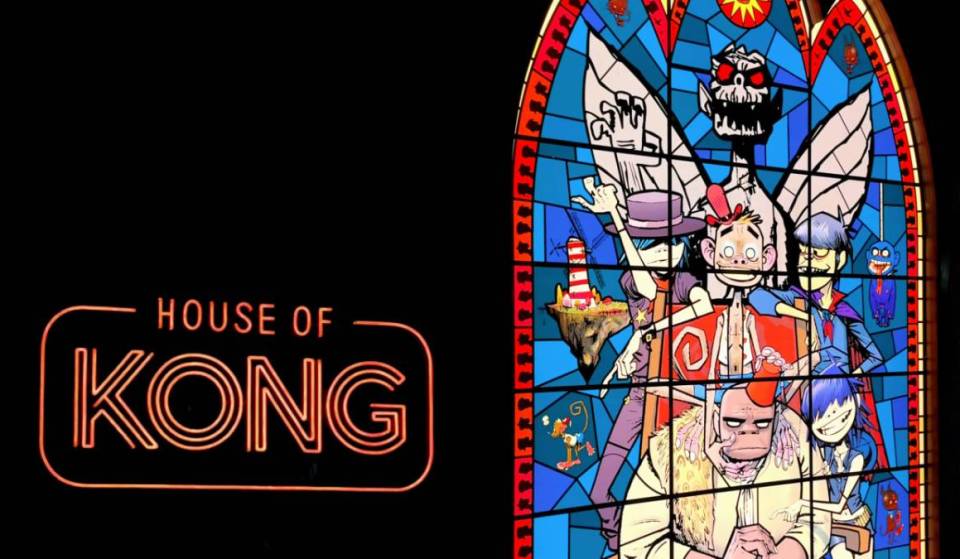 Tritt ein ins „House of Kong“: Eine neue, immersive Lagerhausausstellung lässt das virtuelle Universum von Gorillaz wiederaufleben – komplett mit einem dystopischen Überwachungsraum, Original-Animationsbildern und einem Retro-Wohnmobil-Diorama