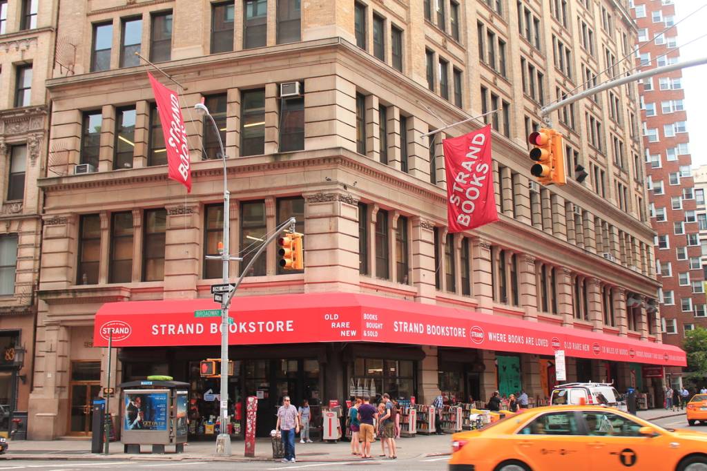 Dopo quasi un secolo a New York, l’unico superstite della vecchia “Book Row” di Manhattan offre uno sconto del 20% sulle sue “18 miglia di libri” per un solo giorno