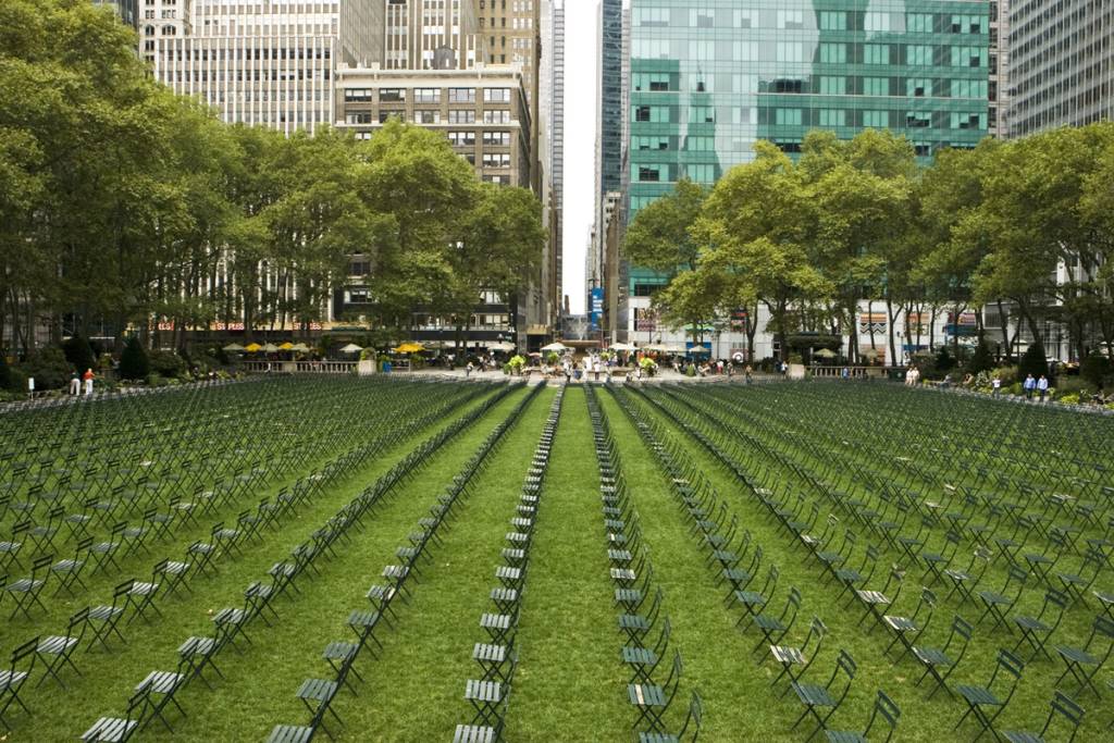 Vandaag herdenkt NYC de verjaardag van 9/11 door aanstaande vrijdag 2.753 lege stoelen in Bryant Park neer te zetten — gevolgd door een gratis herdenkingsconcert