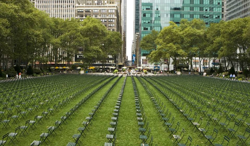 Heute begeht NYC den Jahrestag des 11. September, indem am kommenden Freitag 2.753 leere Stühle im Bryant Park aufgestellt werden – gefolgt von einem kostenlosen Gedenkkonzert