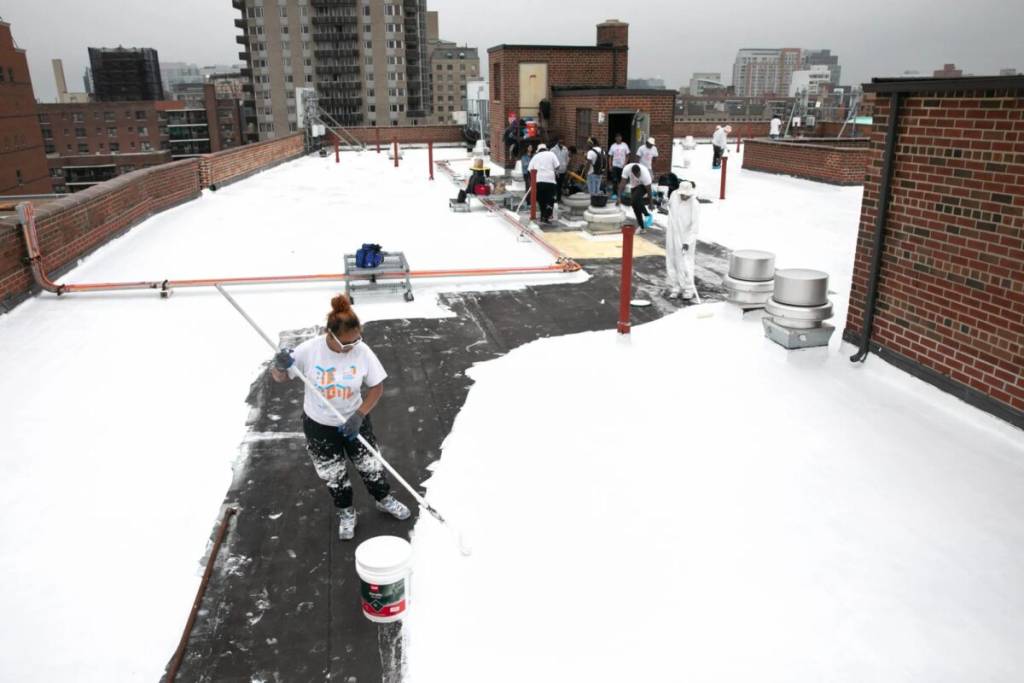 Om de zomerse hitte van 190 graden te bestrijden, lanceert NYC een grootschalig ‘CoolRoofs’-initiatief – waarbij gratis ‘Griekse-stijl’ witte daken worden aangeboden die de binnentemperatuur direct met wel 30% verlagen