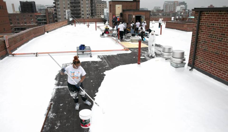 Um der 190-Grad-Sommerhitze entgegenzuwirken, startet NYC eine groß angelegte „CoolRoofs“-Initiative – mit kostenlosen weißen Dächern im „griechischen Stil“, die die Innentemperaturen sofort um bis zu 30 % senken