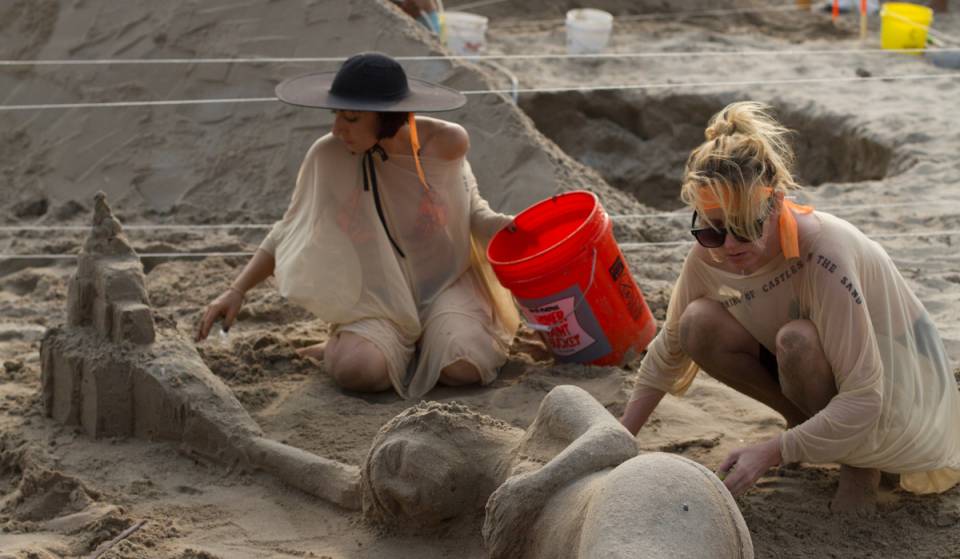 Na 13 jaar blaast NYC eindelijk zijn gigantische zandkastelenwedstrijd op Beach 108th Street nieuw leven in om eigenzinnige openbare kunst naar de Rockaways te brengen