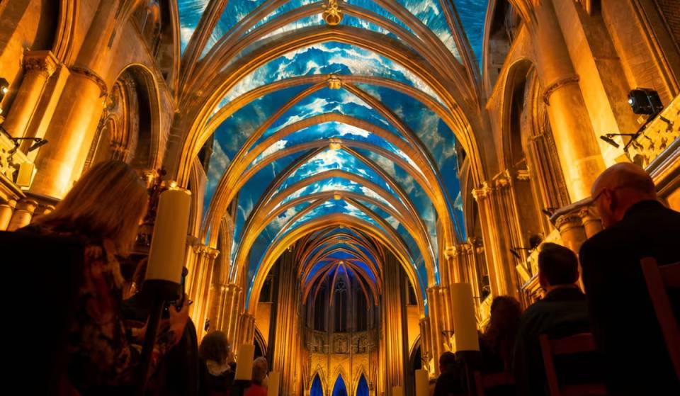 La più grande cattedrale gotica del Nord America ospiterà uno spettacolo di luci mozzafiato nel cuore di New York, con proiezioni spettacolari, orchestra dal vivo e coro