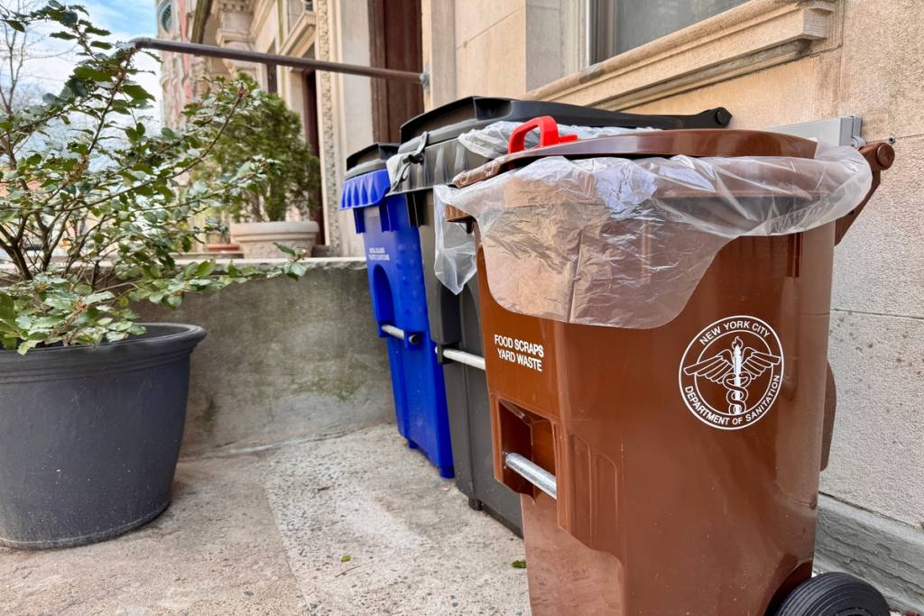 Vanaf vandaag krijgen New Yorkers een boete van $50 als ze gewone vuilniszakken gebruiken – hier lees je hoe je de vereiste ‘NYC Bins’ bestelt en je STAR-vergoeding aanvraagt