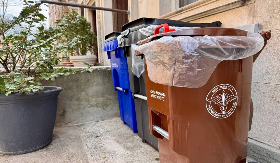 A partir de hoy, los neoyorquinos se enfrentan a multas de 50 dólares por usar bolsas de basura normales; aquí te explicamos cómo pedir los contenedores «NYC Bins» obligatorios y solicitar tu reembolso del programa STAR