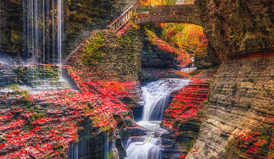 Le parc d’État le plus visité des États-Unis se cache dans le nord de l’État de New York — avec 19 cascades, des vues sur les couleurs de l’automne, une gorge de 400 pieds et un sentier sinueux de 800 marches en pierre