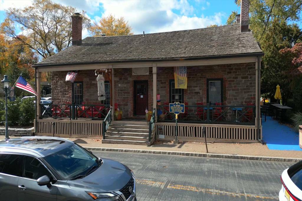 El restaurante más antiguo de Estados Unidos es una taberna histórica de 350 años situada a solo 40 minutos de Nueva York, que en su día fue conocida como la «prisión de espías de Estados Unidos».