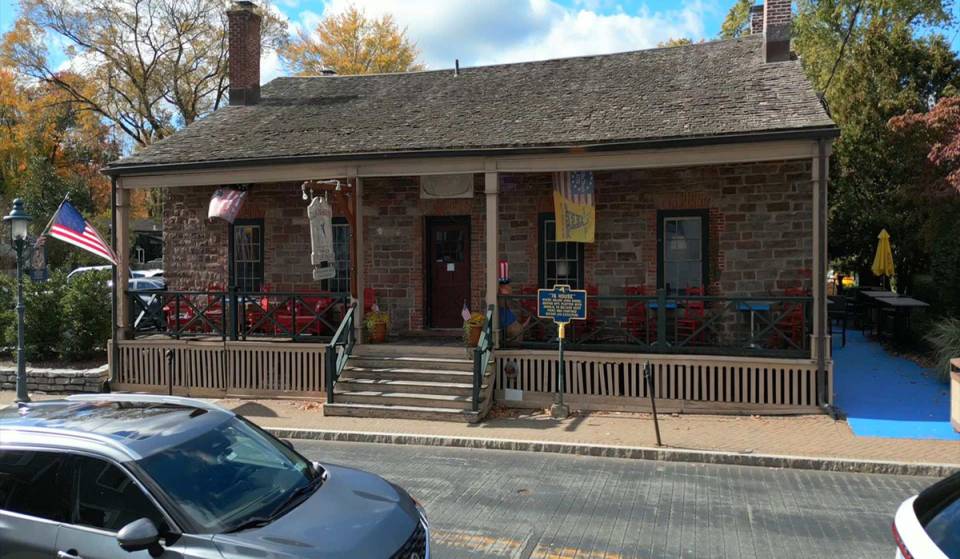 Amerikas ältestes Restaurant ist eine 350 Jahre alte historische Taverne, nur 40 Minuten von NYC entfernt – einst bekannt als „Amerikas Spionagegefängnis“