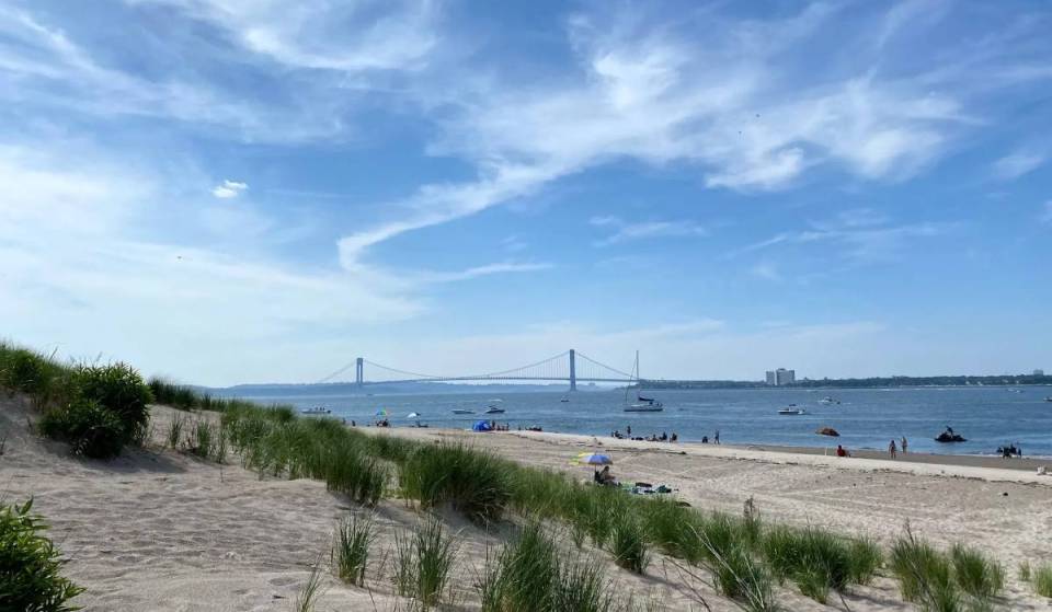 Cette plage cachée de New York est un belvédère gratuit au bord de l’eau qui donne sur le port de New York — avec une vue sur le pont Verrazzano-Narrows, des sentiers historiques et des points de mise à l’eau pour kayaks