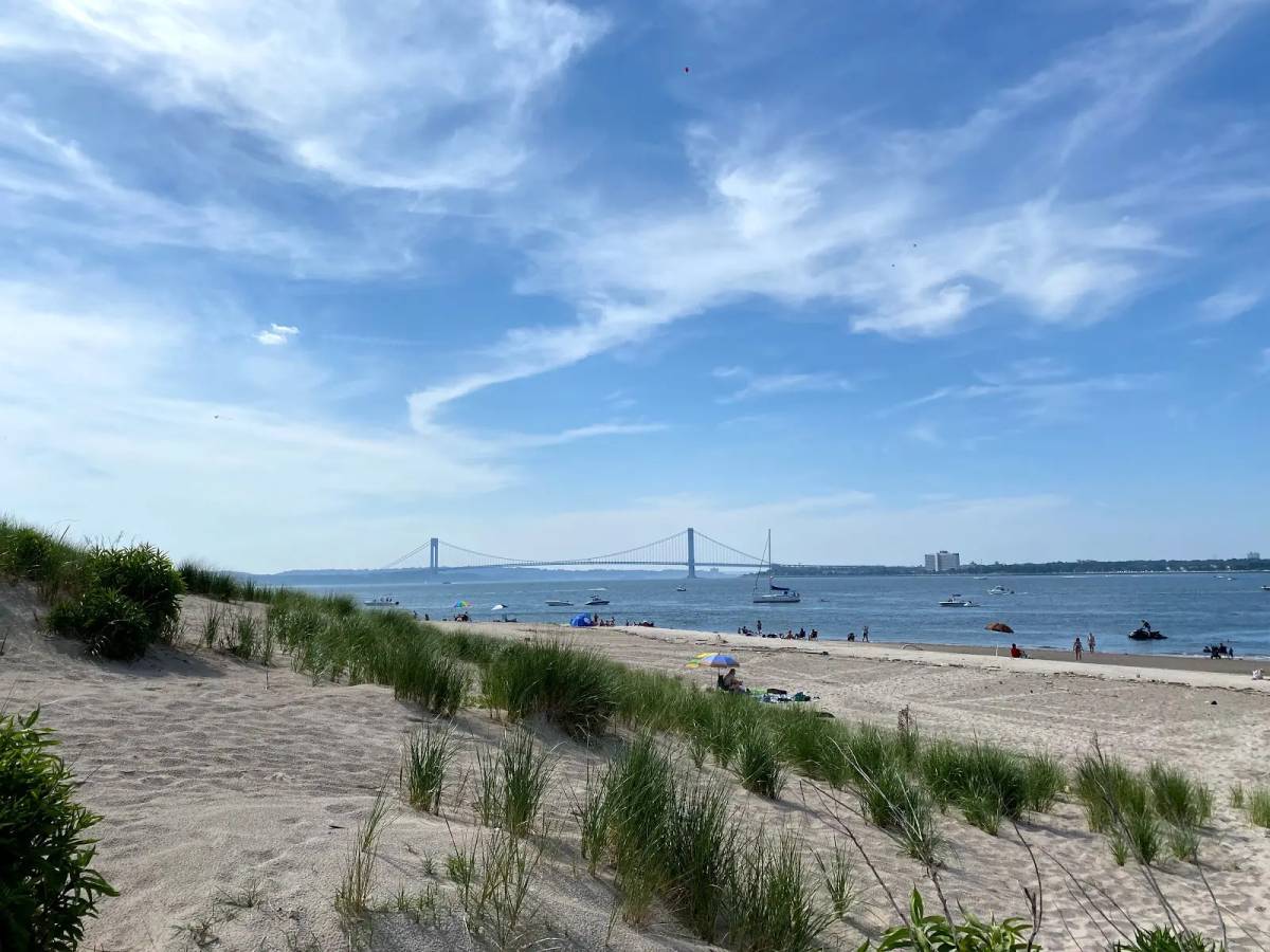 This hidden NYC beach is a free waterfront lookout to New York Harbor — with Verrazzano-Narrows Bridge views, historic paths, and kayak launches